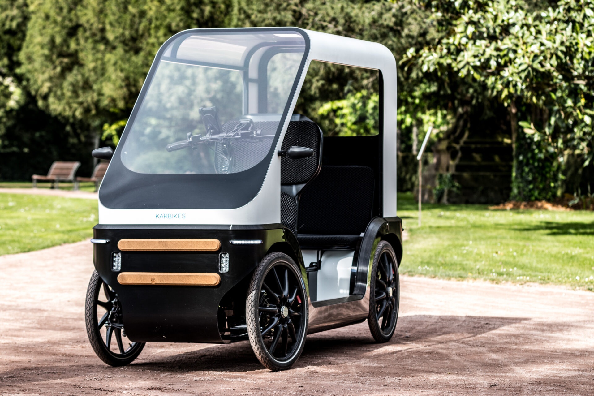 cargo bike with a lightweight and highly resistant polycarbonate window